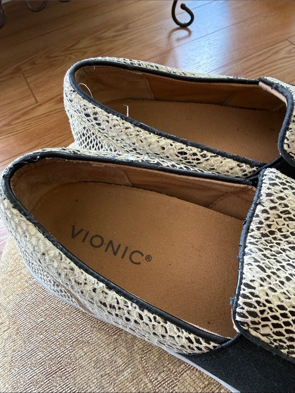 Vionic upper pattern sneaker